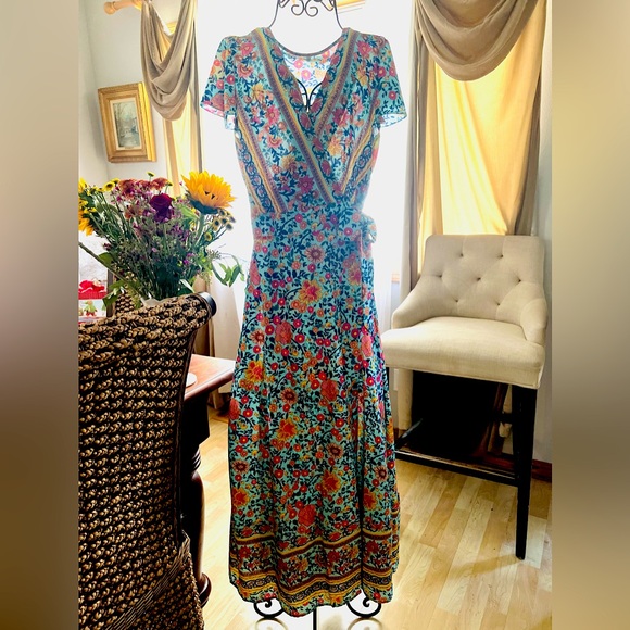 Dresses & Skirts - Pretty colorful wrap dress size large.